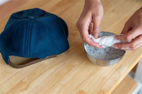 Comment laver et détacher une casquette sans l'abîmer .